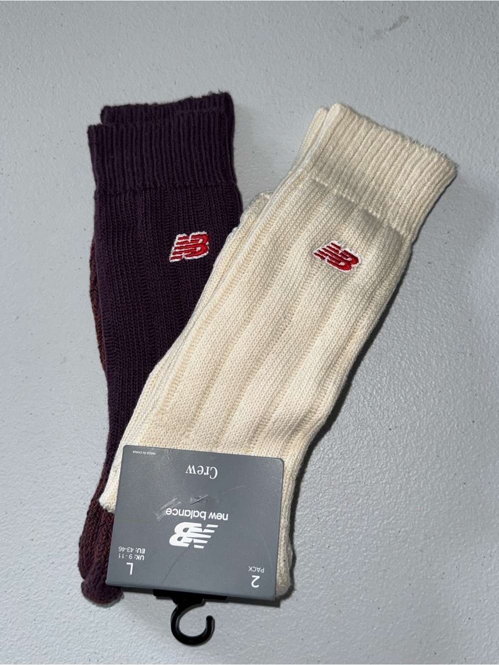 New Balance Crew Socks 2 Pack Size Large Cream Burgundy Ribbed Logo NWT unisex - Picture 2 of 10
